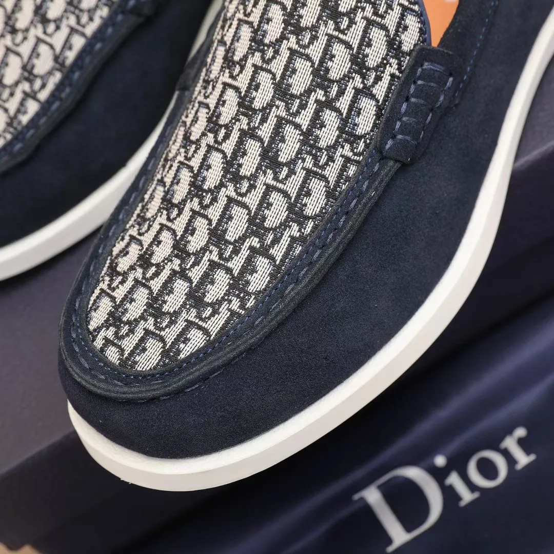 Men's Men's Shoes 💰400 [New Style] 🏍️🏍️Dior - This Dior Granville loafer is a casual dress shoe. Crafted from luxuriously soft beige suede, it features a beige Oblique print panel on the upper. The lightweight cream-white rubber sole is more sophisticated. The Dior Oblique pattern is engraved on the outsole to enhance the style, and the Dior logo is engraved on the back side. Adds elegance to any casual look.
